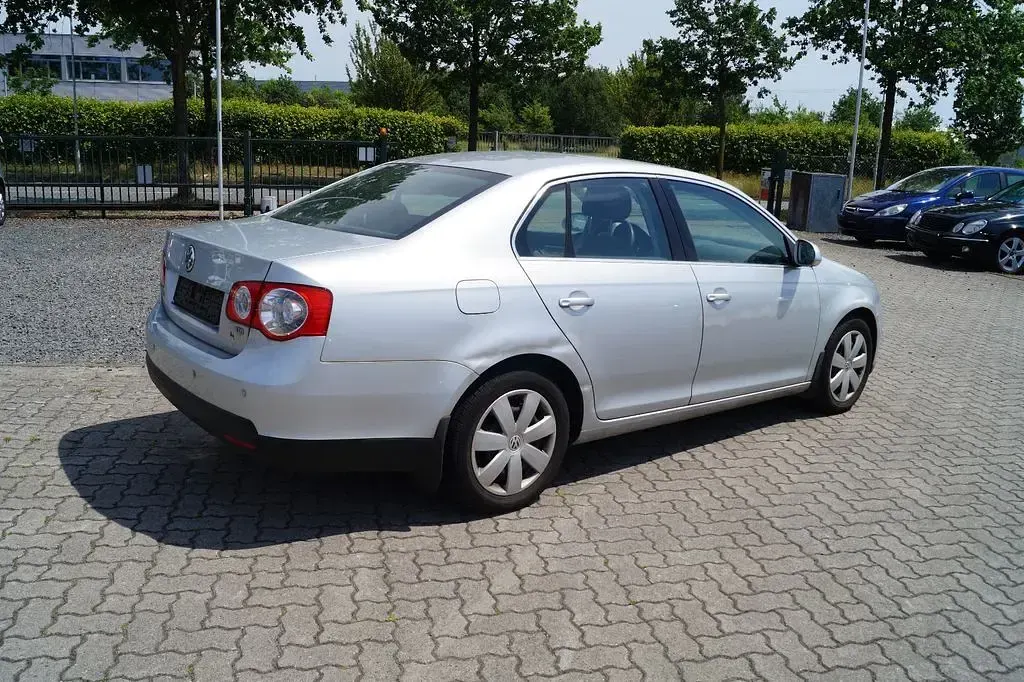 Gebraucht VW Jetta Comfortline 105 PS (77 kW) 2005 Silber Limousine