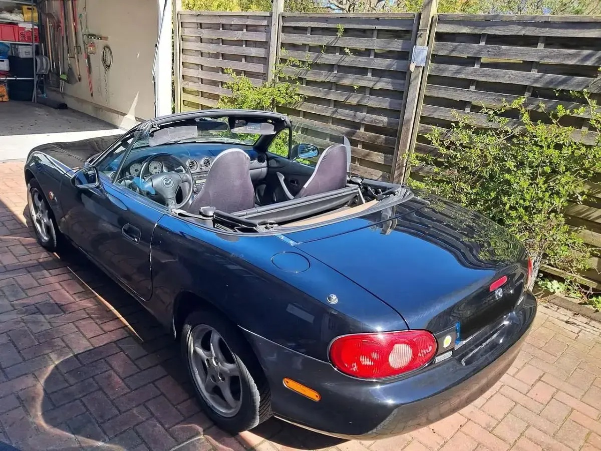 Second-hand Mazda MX5 110 CP (80 kW) 2002 Negru Cabrio