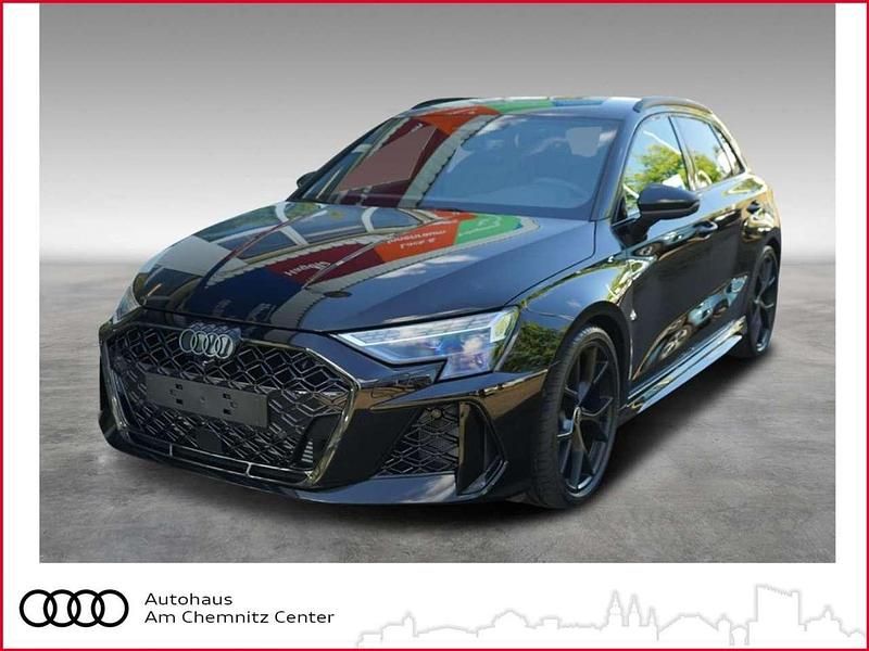 Schwarz (mythosschwarz metallic) Neu 2025 Audi RS3 Sportback Ambiente Kleinwagen | 71.841 € (Fairer Preis) - Bild 1/4