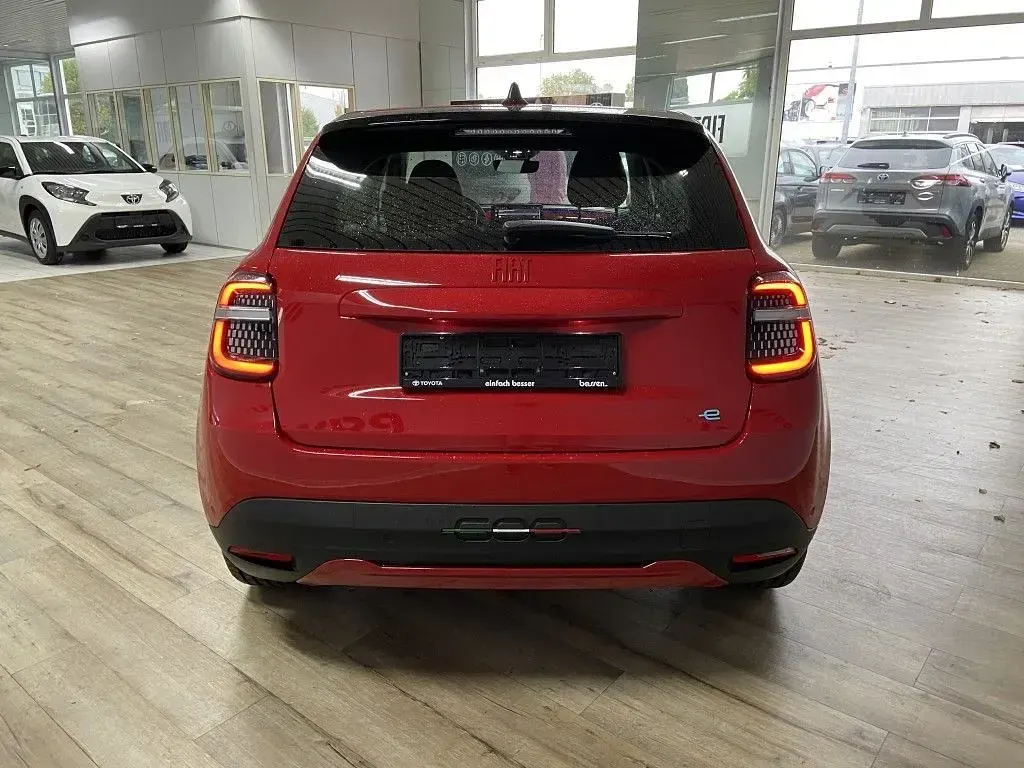 Gebraucht Fiat 600E Red 114 kW (156 PS) 2024 Rot Limousine