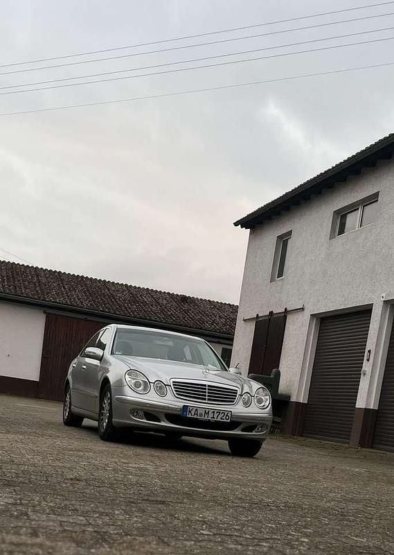 Gebraucht 2003 Mercedes E320 Elegance Limousine | 6.850 € (Etwas zu teuer) - Bild 1/4