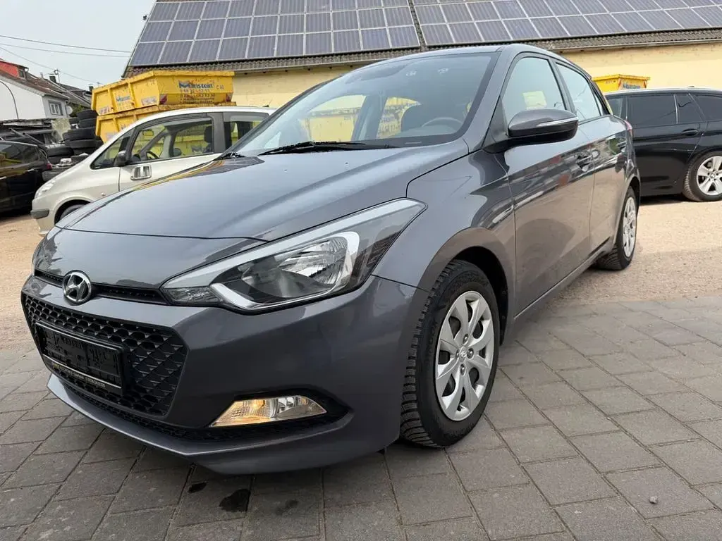 Gebraucht Hyundai i20 101 PS (74 kW) 2017 Grau Limousine