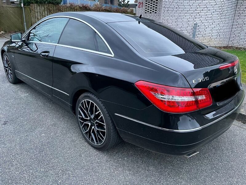 Gebraucht Mercedes E300 Elegance 252 PS (185 kW) 2011 Schwarz Coupé