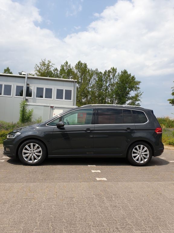 Grau Gebraucht 2017 VW Touran Highline Van / Kleinbus | 15.400 € (Guter Preis) - Bild 1/4