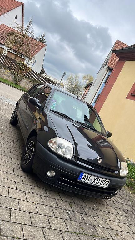 Schwarz Gebraucht 2000 Renault Clio II Limousine | 2.000 € (Etwas zu teuer) - Bild 1/4
