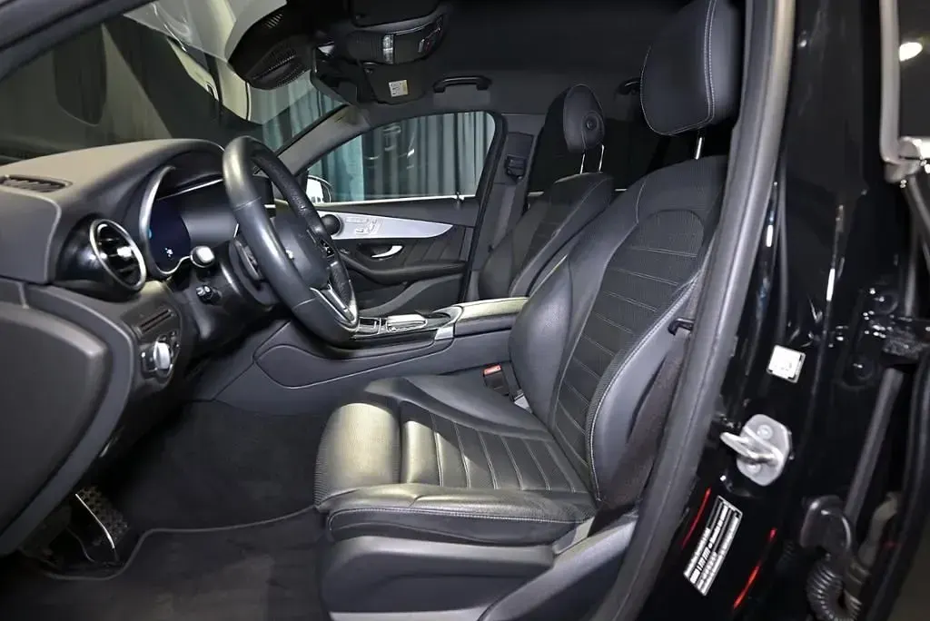 Gebraucht Mercedes GLC300e AMG 211 PS (155 kW) 2021 Schwarz uni Coupé