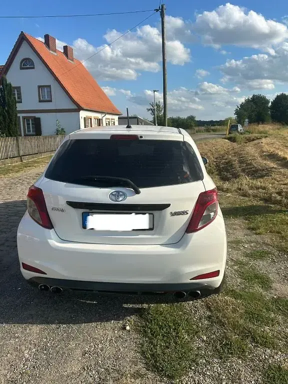 Gebraucht Toyota Yaris Life 69 PS (50 kW) 2013 Weiß Kleinwagen