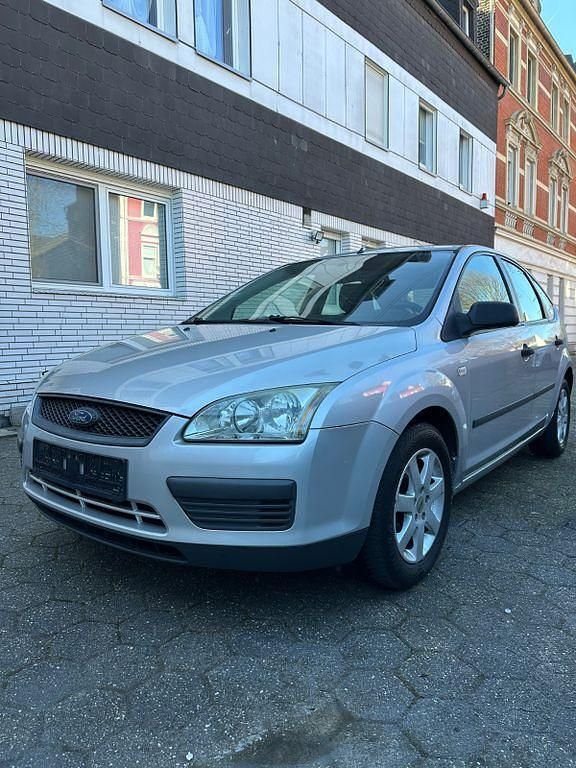Gebraucht Ford Focus Ambiente 101 PS (74 kW) 2005 Silber Limousine