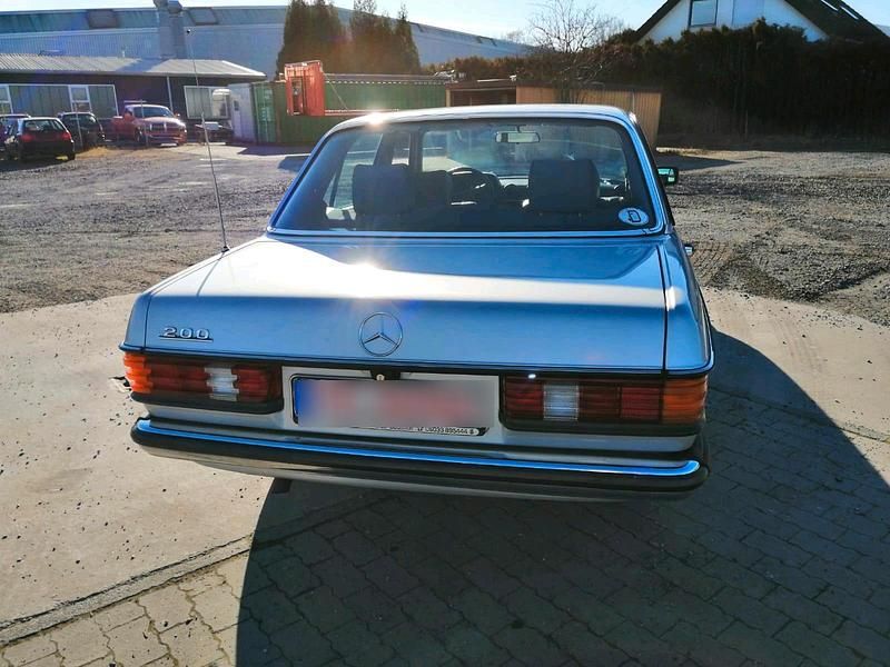Gebraucht Mercedes 200 95 PS (69 kW) 1982 Silber Limousine