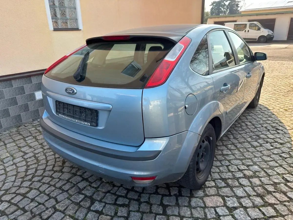 Usado Ford Focus Ghia 115 CV (84 kW) 2005 Azul Berlina