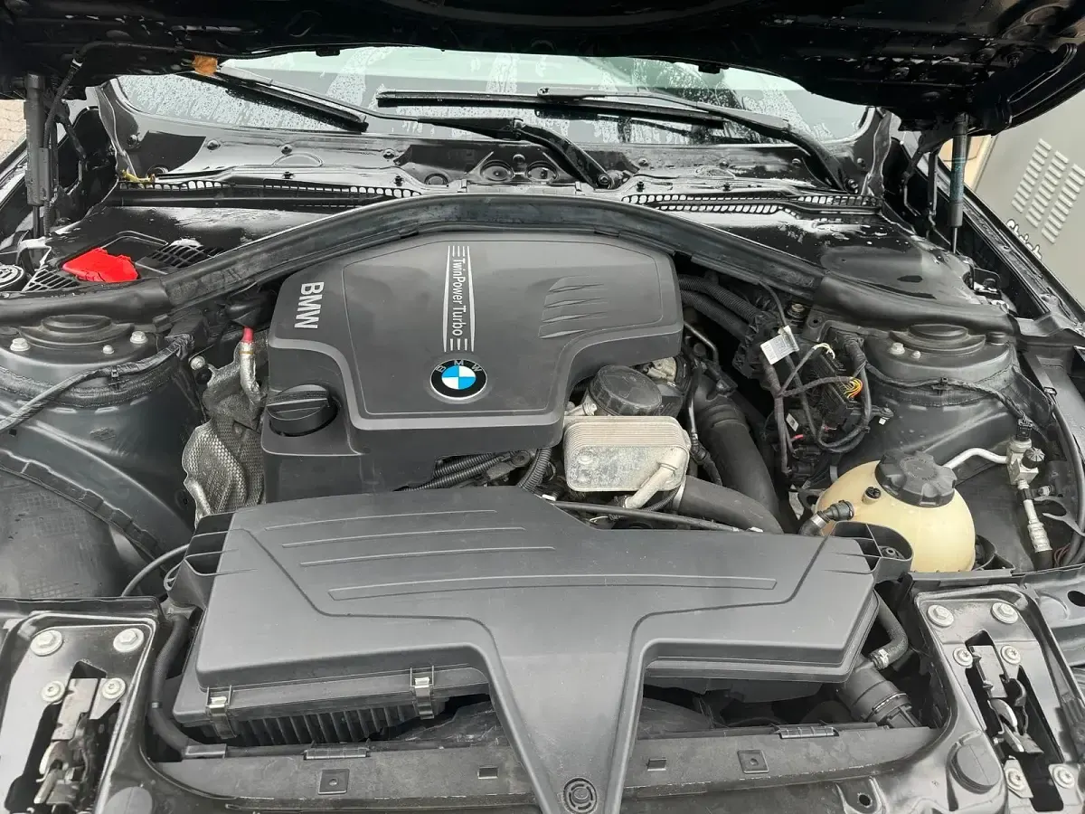 Gebraucht BMW 320 187 PS (137 kW) 2012 Schwarz Limousine