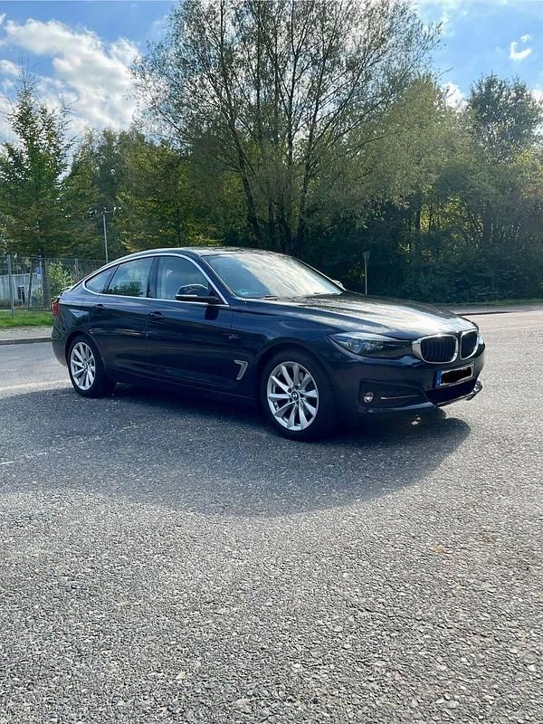 Blau Gebraucht 2019 BMW 320 Gran Turismo Sport Line Limousine | 16.500 € (Guter Preis) - Bild 1/4