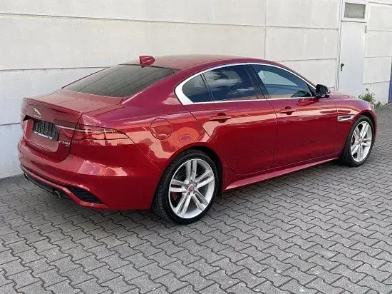 Używany Jaguar XE R-Dynamic 300 KM (220 kW) 2021 Czerwony Sedan/Limuzyna