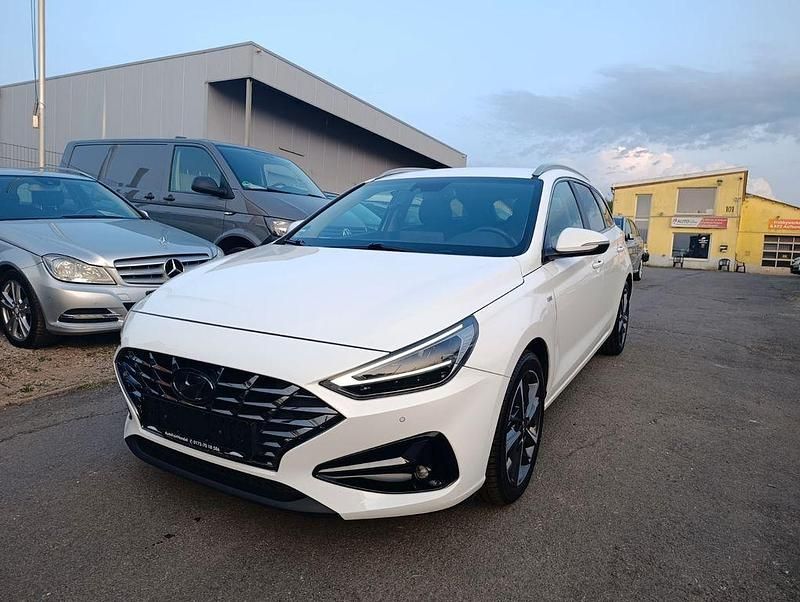 Weiß Gebraucht 2020 Hyundai i30 Prime Kombi | 15.990 € (Fairer Preis) - Bild 1/4