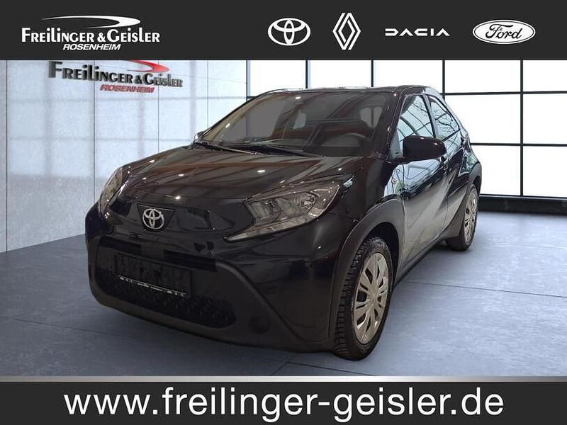 Mysticschwarz mica metallic Gebraucht 2023 Toyota Aygo X-play Kleinwagen | 15.989 € (Fairer Preis) - Bild 1/4
