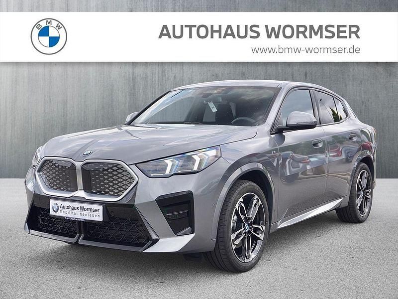 Grau Neu 2025 BMW iX2 M Sport SUV | 51.695 € (Superpreis) - Bild 1/4