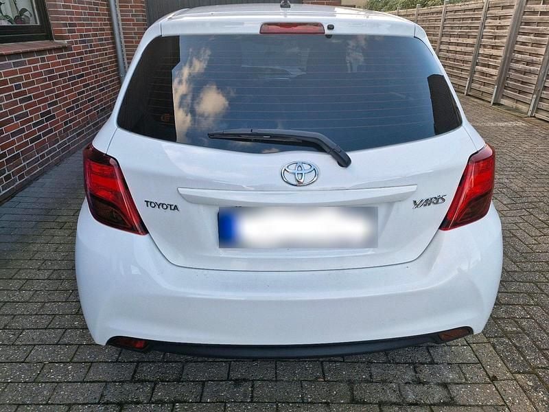 Gebraucht Toyota Yaris 99 PS (72 kW) 2016 Weiß Kleinwagen