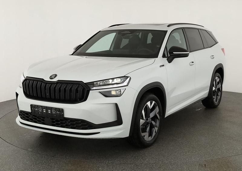 Moon white metallic Neu 2025 Skoda Kodiaq SportLine SUV | 45.495 € (Fairer Preis) - Bild 1/4