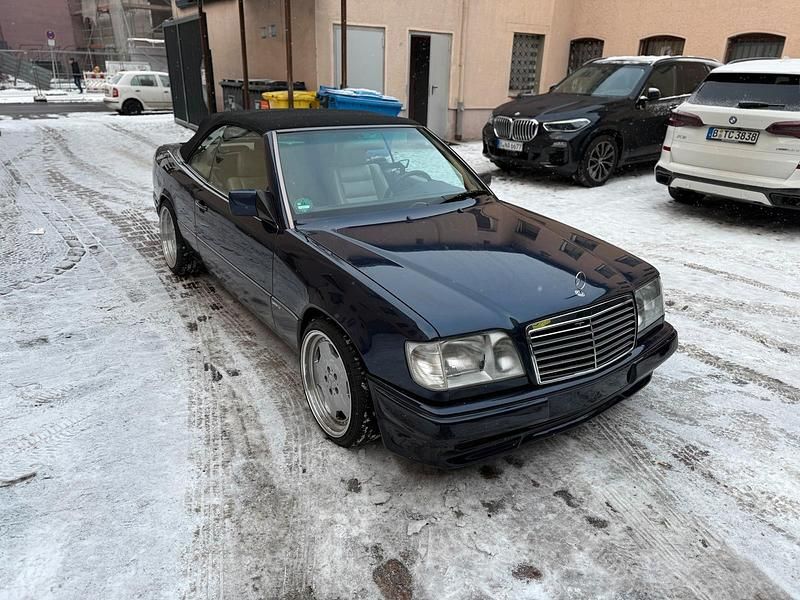 Gebraucht Mercedes E220 AMG 150 PS (110 kW) 1997 Blau Cabrio