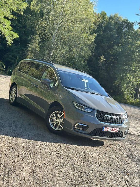 Grau Gebraucht 2022 Chrysler Pacifica Touring SUV | 33.500 € - Bild 1/4