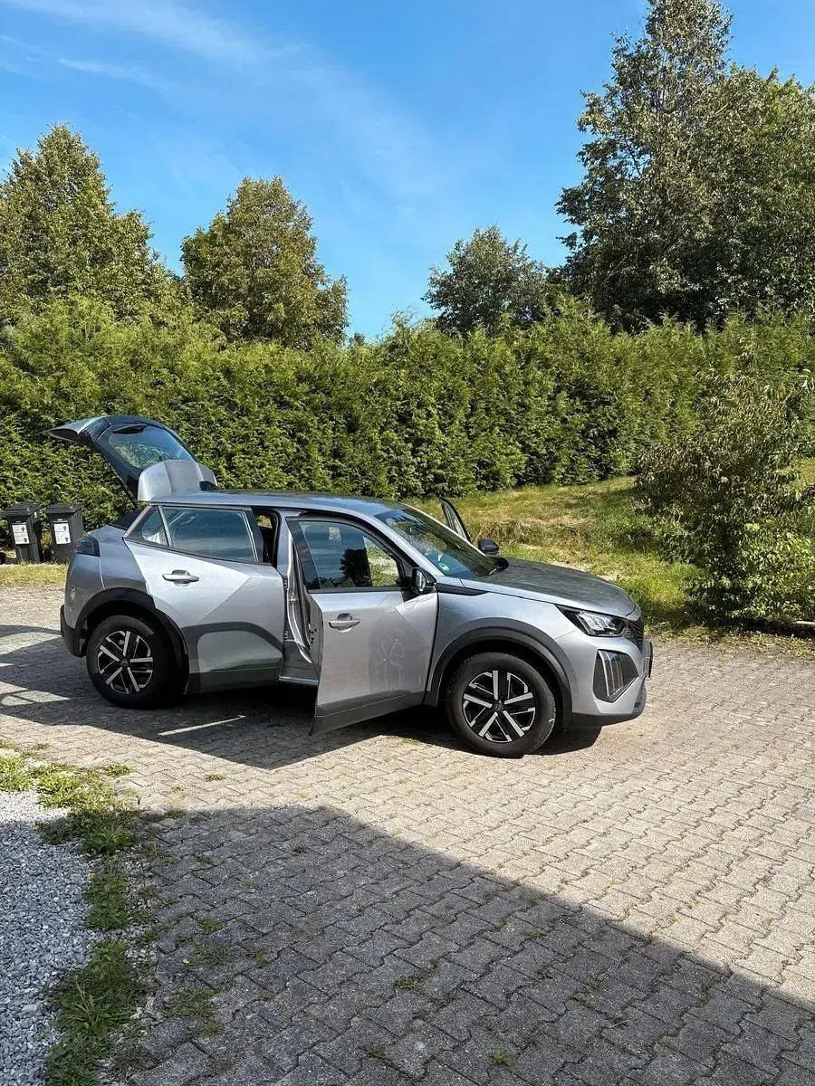 Gebraucht Peugeot 2008 Active 101 PS (74 kW) 2023 Silber SUV