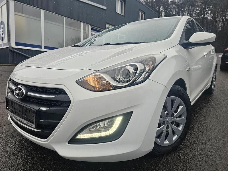 Weiß Gebraucht 2015 Hyundai i30 Classic Limousine | 7.999 € (Fairer Preis) - Bild 1/4