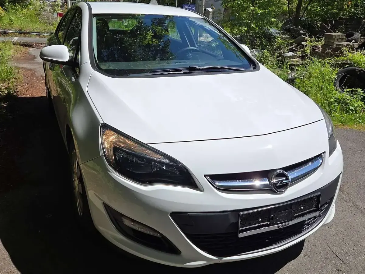 Gebraucht Opel Astra Selection 101 PS (74 kW) 2013 Weiß Limousine
