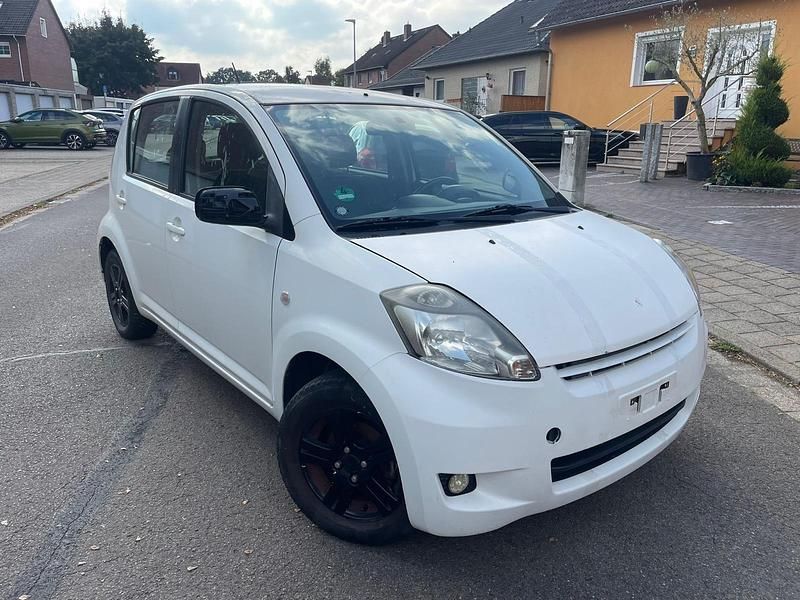 Weiß Gebraucht 2006 Daihatsu Sirion Kleinwagen | 400 € - Bild 1/4