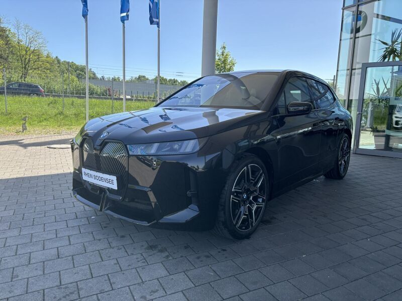 Saphirschwarz metallic Neu 2025 BMW iX M Sport SUV | 102.579 € - Bild 1/4