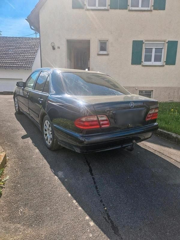 Second-hand Mercedes E220 143 CP (105 kW) 2000 Negru Berlinǎ