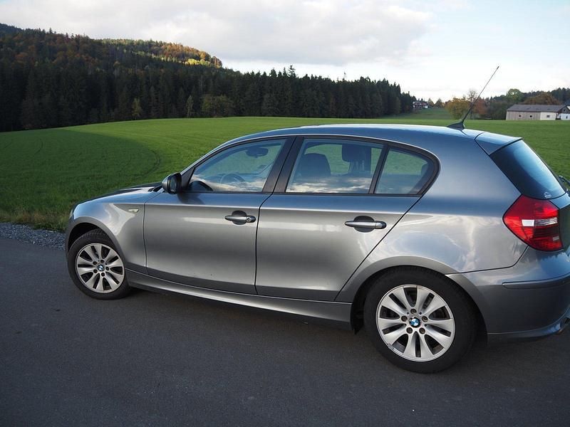 Silber Gebraucht 2010 BMW 116 Kleinwagen | 3.900 € (Fairer Preis) - Bild 1/4