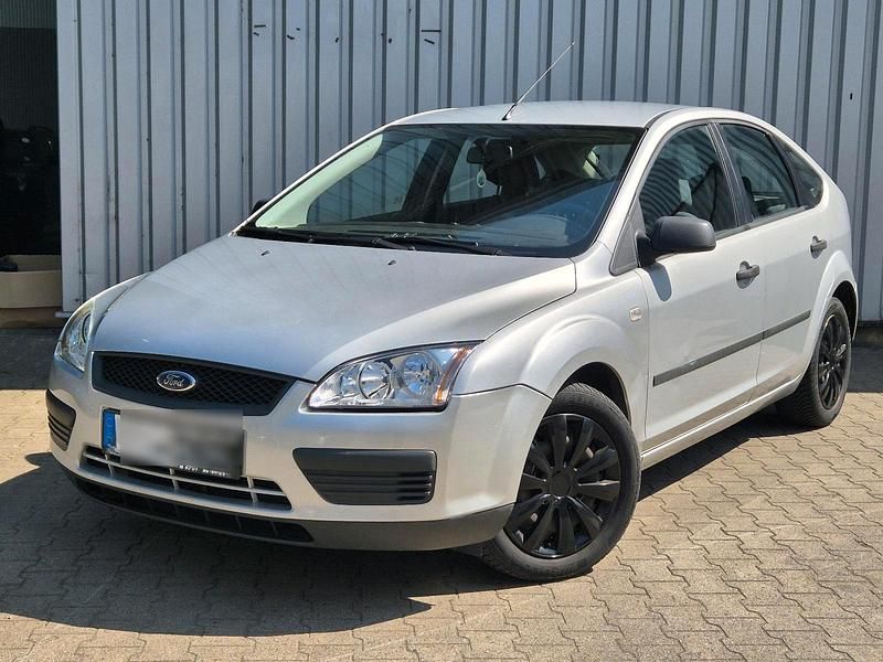 Silber Gebraucht 2005 Ford Focus Limousine | 2.600 € (Fairer Preis) - Bild 1/4