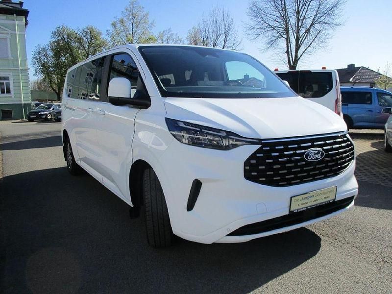 Gebraucht Ford Tourneo Titanium 136 PS (100 kW) 2025 Weiß Van / Kleinbus
