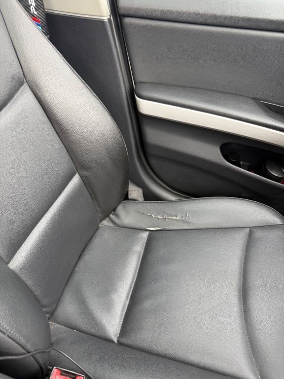 Weiß Gebraucht 2010 BMW 323 Limousine | 7.500 € - Bild 1/4