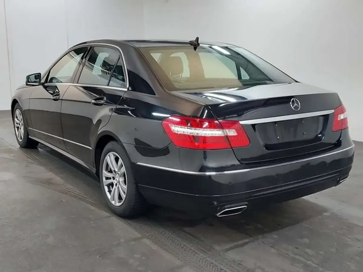 Gebraucht Mercedes E220 Avantgarde 170 PS (125 kW) 2012 Obsidianschwarz  me (metallic) Limousine