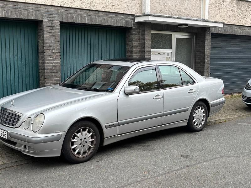Silber Gebraucht 2002 Mercedes E200 Limousine | 2.650 € - Bild 1/4