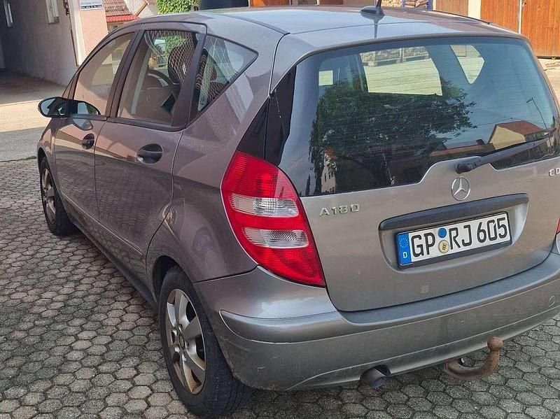 Grau Gebraucht 2007 Mercedes A180 Classic Kombi | 2.400 € (Etwas zu teuer) - Bild 1/4