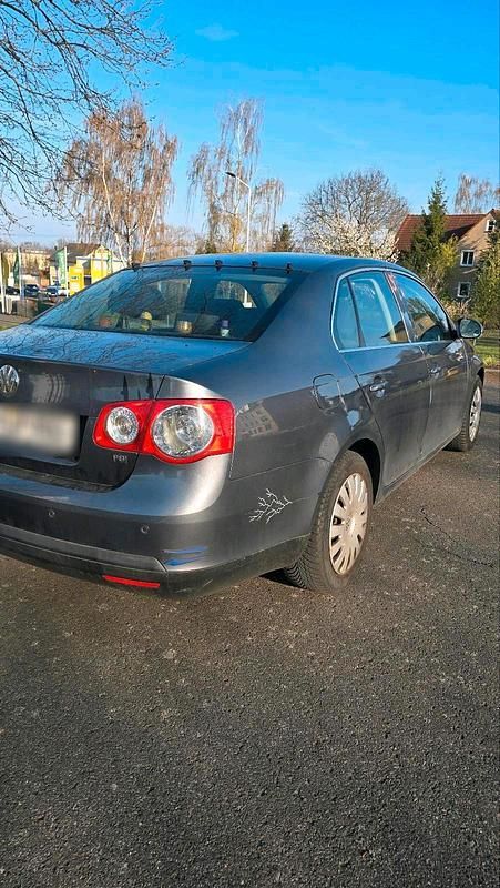 Second-hand VW Jetta 115 CP (84 kW) 2005 Gri Berlinǎ