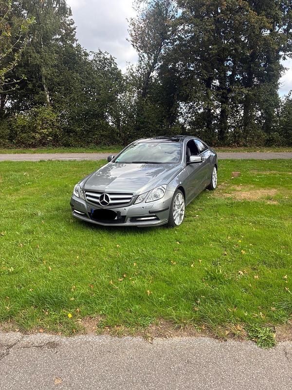Grau Gebraucht 2011 Mercedes E220 Coupé | 11.800 € (Fairer Preis) - Bild 1/4