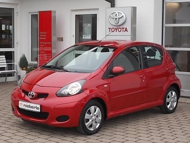 Rot metallic Gebraucht 2010 Toyota Aygo Kleinwagen | 6.790 € - Bild 1/4
