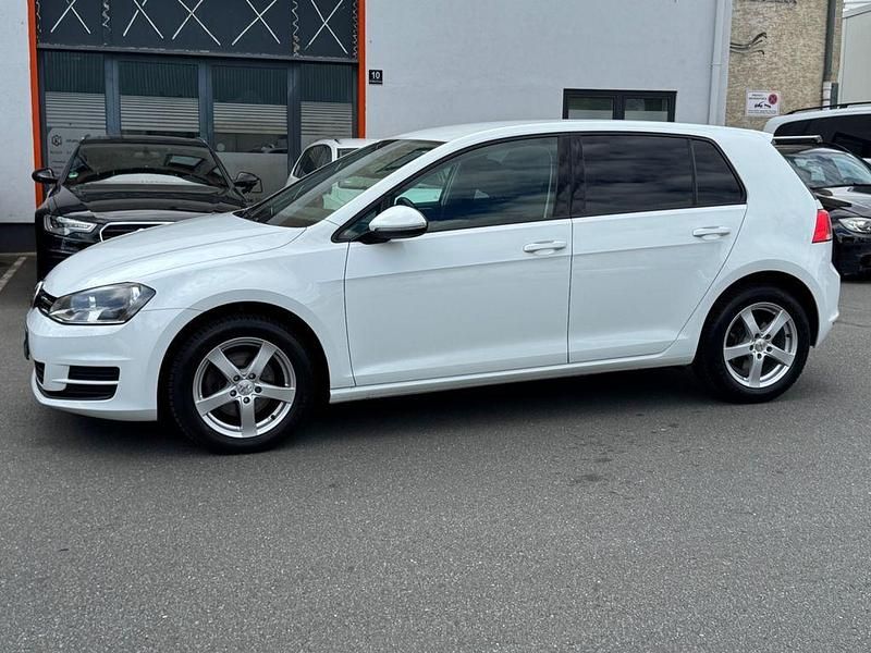 Weiß Gebraucht 2013 VW Golf VII Trendline Limousine | 11.499 € (Teuer) - Bild 1/4
