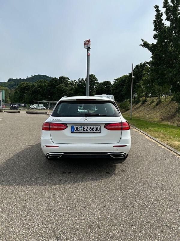 Gebraucht Mercedes E220 Avantgarde 194 PS (142 kW) 2016 Weiß Kombi