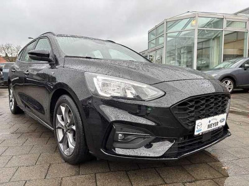 Obsidianschwarz metallic Gebraucht 2021 Ford Focus ST-Line Kombi | 18.900 € (Etwas zu teuer) - Bild 1/4