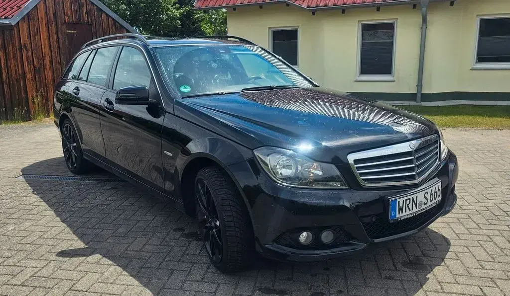 Gebraucht Mercedes C200 Avantgarde 140 PS (102 kW) 2011 Schwarz Limousine