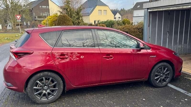 Gebraucht Toyota Auris Hybrid Edition-S 99 PS (72 kW) 2017 Rot Kombi