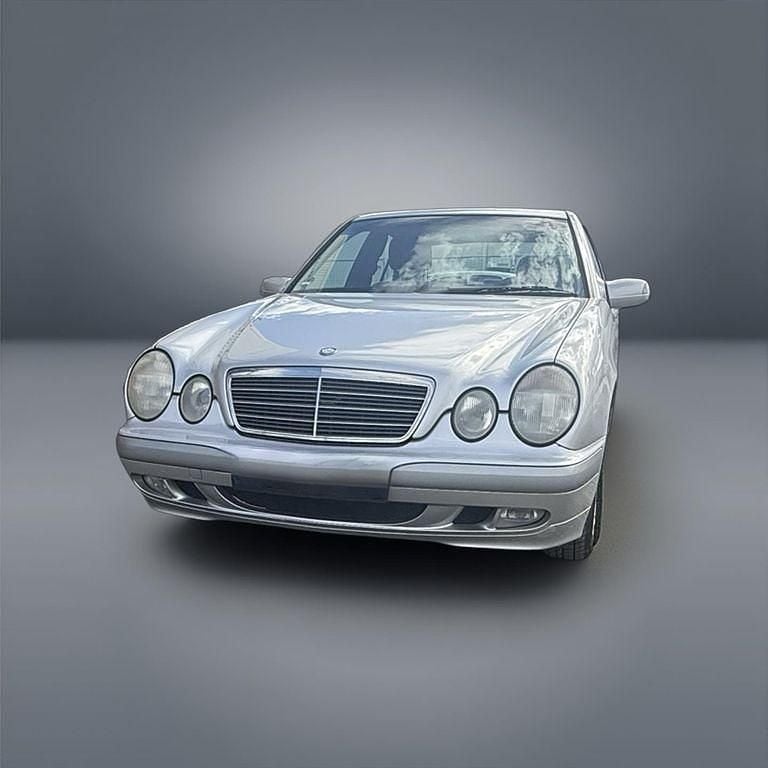Silber Gebraucht 2000 Mercedes E200 Elegance Limousine | 4.850 € (Etwas zu teuer) - Bild 1/4