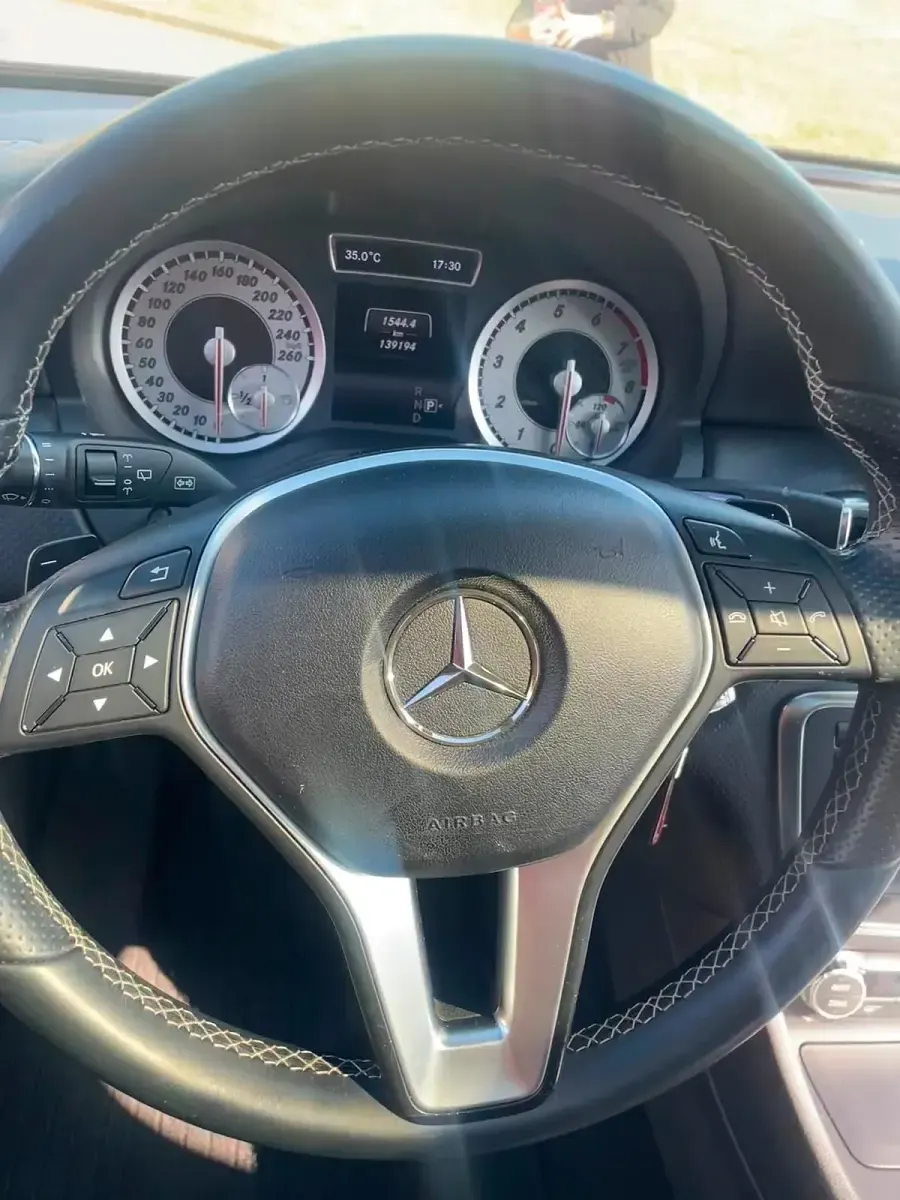 Gebraucht Mercedes A180 122 PS (89 kW) 2014 Schwarz Kleinwagen