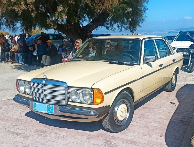 Gebraucht Mercedes 200 94 PS (69 kW) 1976 Beige Limousine