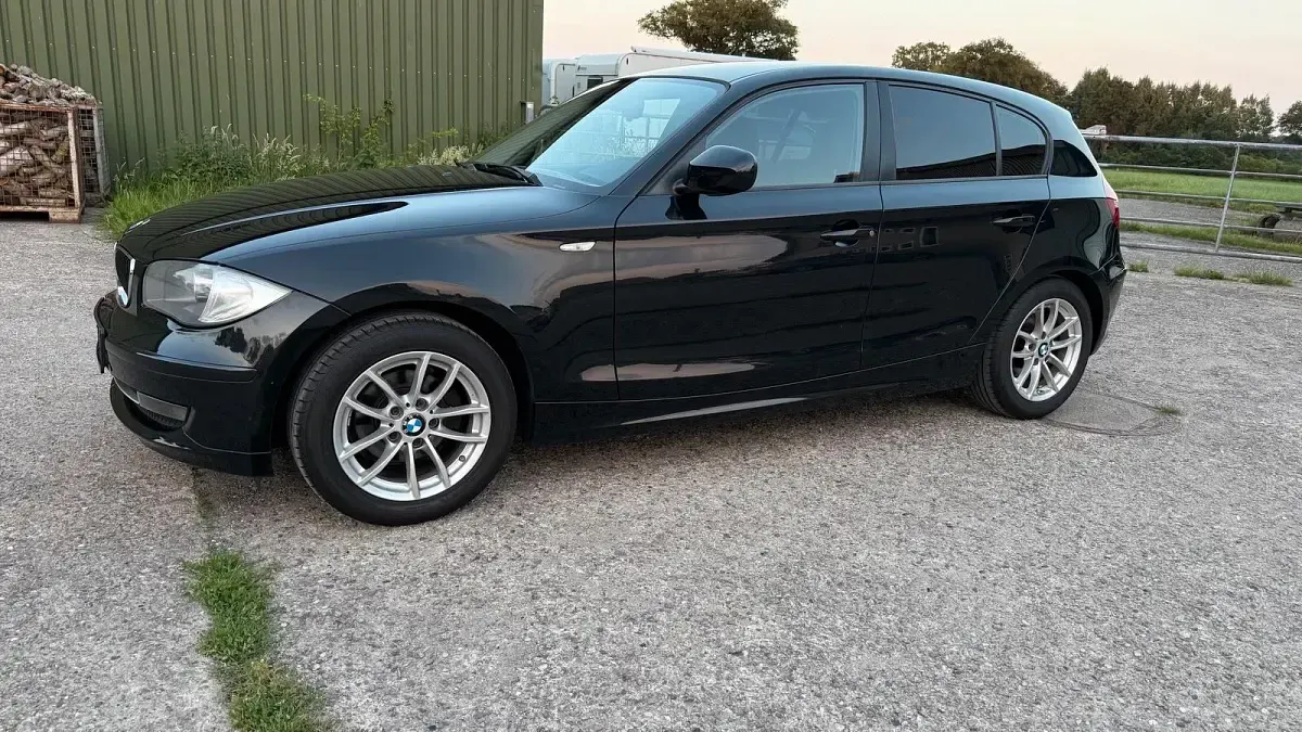 Gebraucht BMW 116 122 PS (89 kW) 2010 Schwarz Kleinwagen