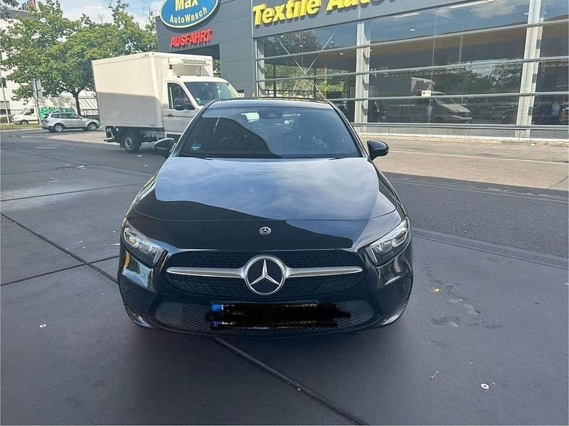 Schwarz Gebraucht 2020 Mercedes A180 Limousine | 17.500 € (Fairer Preis) - Bild 1/4